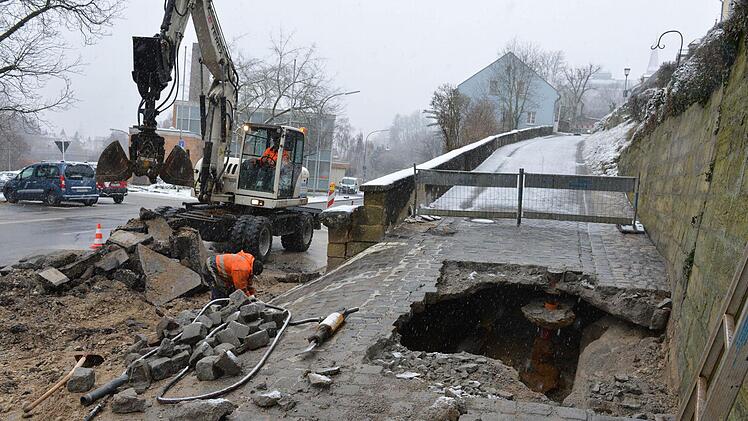 Bei Tageslicht wurde der Hohlraum sichtbar, der unter der Fahrbahn des unteren Maienbrunnens entstanden ist. Alle Fotos: Ronald Rinklef