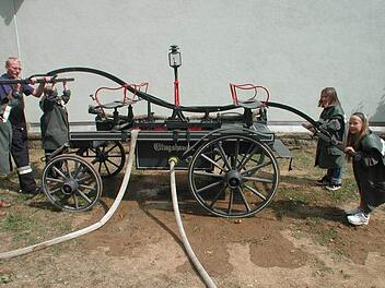 Mehr als 100 Jahre hat die Saug- und Druckspritze der Eltingshäuser Wehr auf dem Buckel. Doch das 1897 beschaffte Gerät funktioniert immer noch, wie eine Übung, die Mike Rudolf im Rahmen des Ferienprogramms leitete, belegt. Fotos: Archiv Stefan Geiger/Privat