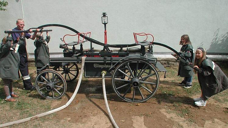 Mehr als 100 Jahre hat die Saug- und Druckspritze der Eltingshäuser Wehr auf dem Buckel. Doch das 1897 beschaffte Gerät funktioniert immer noch, wie eine Übung, die Mike Rudolf im Rahmen des Ferienprogramms leitete, belegt. Fotos: Archiv Stefan Geiger/Privat