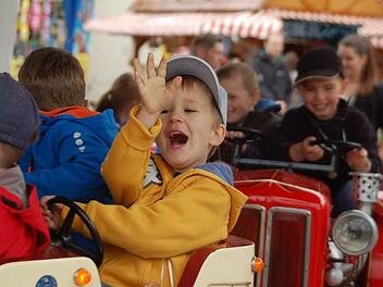 Kostenlose Runden auf den Karussell drehen gehört zum Kindertag beim Frühlingsfest. Fotos: Gabi Arnold