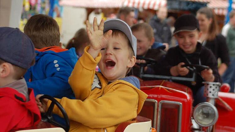 Kostenlose Runden auf den Karussell drehen gehört zum Kindertag beim Frühlingsfest. Fotos: Gabi Arnold