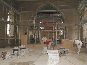 Der Hauptraum ist schon mit neuem Putz ersehen - jetzt machen sich die Arbeiter über den Kirchenraum, wo Altar und Orgel stehen. Foto: Sonja Adam