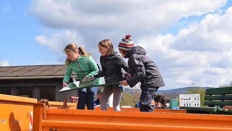 Nina, Emilia und Eva sammelten ebenfalls Müll ein und warfen ihn mit vereinten Kräften in den Container. Fotos: Daniela Pondelicek