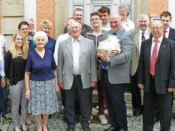 Unser Bild zeigt den Jubilar Rudi Nützel (vorne, Bildmitte) zusammen mit Gattin Sieglinde und Bürgermeister Ralf Holzmann im Kreise der Familie und Gratulantenschar. Foto: Klaus-Peter Wulf