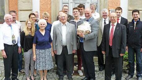 Unser Bild zeigt den Jubilar Rudi Nützel (vorne, Bildmitte) zusammen mit Gattin Sieglinde und Bürgermeister Ralf Holzmann im Kreise der Familie und Gratulantenschar. Foto: Klaus-Peter Wulf
