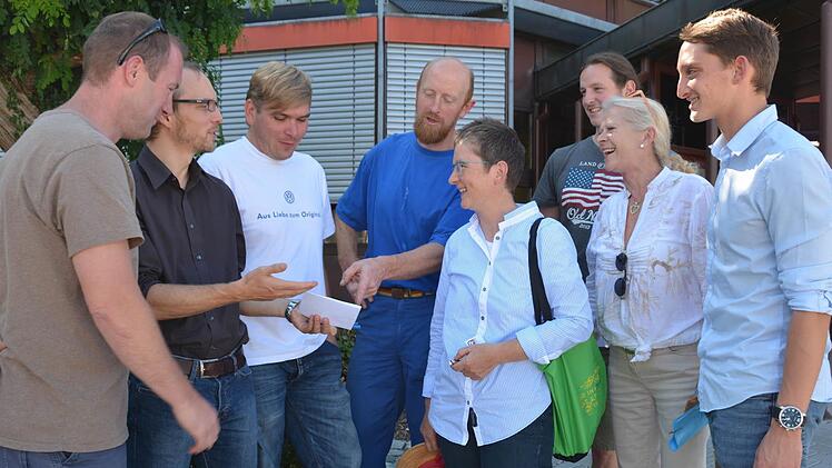 Sie wollen in Nepal mit anpacken: die Raps-Mitarbeiter (von links) Dennis O'Tool, Michael Bosch, Christian Ohnemüller und Peter Geißler, dessen Sohn Tobias, Roswitha Butler-Markolf und Lorenz Feldrapp. Sonja Promeuschel (Mitte) freut sich über das Engagement. Foto: Dagmar Besand