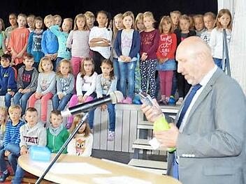 Aufmerksam folgten die Erstklässler den Ausführungen von Mario Schmidt über die Vorteile der "Emil"-Flaschen.  Foto: Karl-Heinz Hofmann