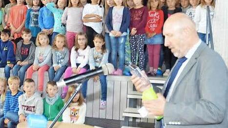 Aufmerksam folgten die Erstklässler den Ausführungen von Mario Schmidt über die Vorteile der "Emil"-Flaschen.  Foto: Karl-Heinz Hofmann