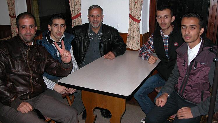 Familie Badra verabschiedete sich an dem Abend von der Gemeinde. Ihr Dolmetscher Mohammad Alosak (links) gab Übersetzungshilfe. Foto: Ewald Kiesel