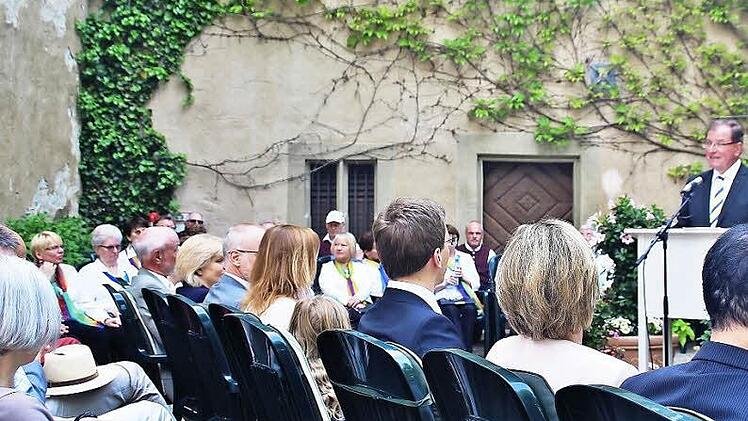 Bezirkstagspräsident Erwin Dotzel hieß zum Festakt auf Schloss Aschach auch die Familie von Luxburg willkommen. Fotos: Werner Vogel