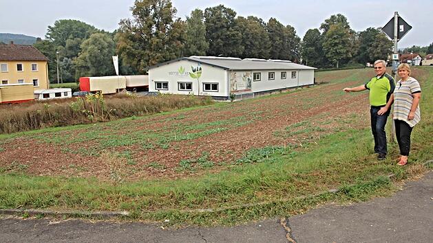 Auf diesem Gelände, hier von der B 279 aus gesehen, links der bestehenden Halle, möchte die Firma Terra fit GmbH einen Wohnmobilstellplatz errichten, wie Geschäftsführer Michael Brehm und seine Frau zeigen. Foto: Helmut Will