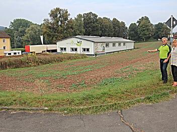 Auf diesem Gelände, hier von der B 279 aus gesehen, links der bestehenden Halle, möchte die Firma Terra fit GmbH einen Wohnmobilstellplatz errichten, wie Geschäftsführer Michael Brehm und seine Frau zeigen. Foto: Helmut Will