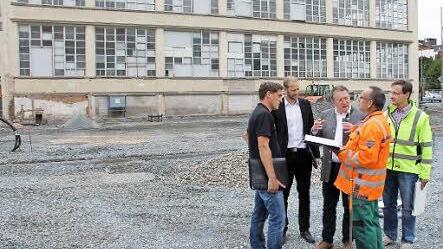 Kurz vor dem Startschuss: Bei einem Ortstermin klärte OB Henry Schramm (Mitte) zusammen mit Simon Ries von der Stadtverwaltung (zweiter von links) sowie Bauhof-Leiter Michael Barnickel (links), Michael Kuhnlein von der Tiefbauabteilung und Stadtgärtner Michael Weich (zweiter von rechts) letzte Details für die entstehenden Grünflächen.