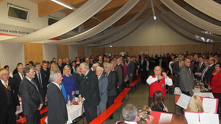 Bei der Verabschiedung von Bürgermeister Klaus Löffler mit dem Bayernlied Foto: Veronika Schadeck