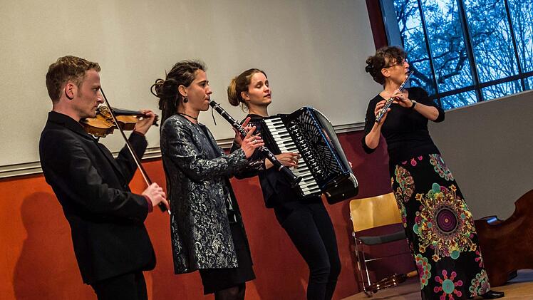 Faszinierende Klezmer-Klänge bot das Ensemble "Sher on a Shier" beim Gastspiel im Coburger Haus Contakt.Foto: Jochen Berger