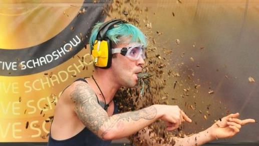 Am siebten Tag kriecht bei der Dschungelprüfung eine Kakerlage in Danieles Ohr. Auch Matthias Mangiapane ist bei der Prüfung mit von der Partie. Foto: MG RMG RTL DTL D