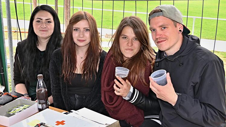 Am Zugang zum Gelände sorgten am Freitag diese vier jungen Leute dafür, dass der Jugendschutz beachtet wurde.  Foto: Helmut Will