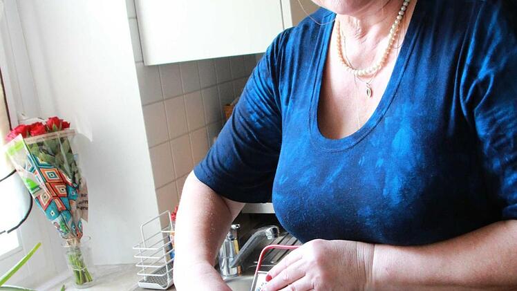 Die K&ouml;chin arbeitet am liebsten ohne Handschuhe, so hat sie alles besser im Gef&uuml;hl.