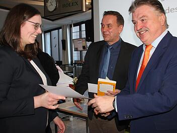Selina Klenk aus Stadtsteinach erzielte die Traumnote 1,0. Landrat Klaus Peter Söllner (rechts) und der Leiter des beruflichen Schulzentrums Alexander Battistella überreichen der Industriekauffrau den Preis des Landkreises Kulmbach. Foto: Stephan Stöckel