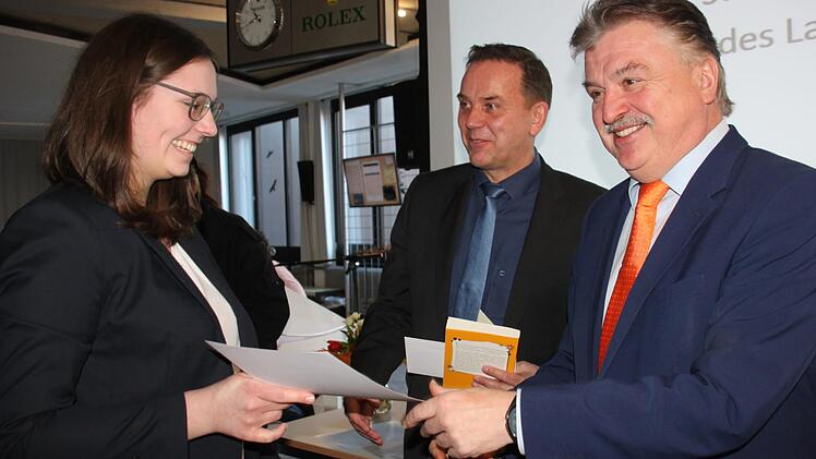 Selina Klenk aus Stadtsteinach erzielte die Traumnote 1,0. Landrat Klaus Peter Söllner (rechts) und der Leiter des beruflichen Schulzentrums Alexander Battistella überreichen der Industriekauffrau den Preis des Landkreises Kulmbach. Foto: Stephan Stöckel