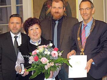 Regine Ruckdeschel wurde für ihr langjähriges ehrenamtliches Engagement in den Selbsthilfegruppen für Krebsnachsorge mit dem "Ehrenzeichen des Bayerischen Ministerpräsidenten" ausgezeichnet. Von links: Martin Finzel, Regine Ruckdeschel, Martin Mittag, Thomas Nowak  Foto: Edwin Meißinger