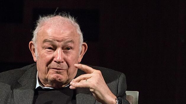 Bayerns ehemaliger Ministerpräsident Günther Beckstein war prominenter Gast bei einer Podiumsdiskussion zum Thema "Heimat und Fremde" in der Coburger Reithalle.Foto: Jochen Berger