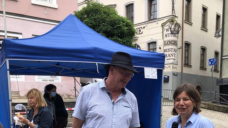 Die Bundestagsabgeordnete Manuela Rottmann (rechts) informierte sich über das Marktkonzept, das ihr Hartmut Bös (links) vom Organisationsteam erläuterte. Foto: Mark Decker