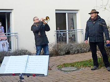 Im Innenhof des ASB-Seniorenzentrums Rothenkirchen spielte sich Holger Mück in die Herzen der Bewohner und des Pflegepersonals. Mit im Bild Hans-Walter Wittig (Rotary Club Kronach).  Foto: K.- H. Hofmann