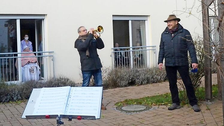 Im Innenhof des ASB-Seniorenzentrums Rothenkirchen spielte sich Holger Mück in die Herzen der Bewohner und des Pflegepersonals. Mit im Bild Hans-Walter Wittig (Rotary Club Kronach).  Foto: K.- H. Hofmann