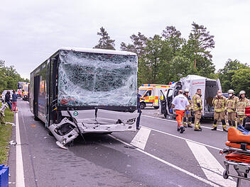 Unfall mit Bus und Kleintransporter: Acht Personen zum Teil schwer verletzt