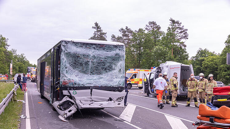 Unfall mit Bus und Kleintransporter: Acht Personen zum Teil schwer verletzt