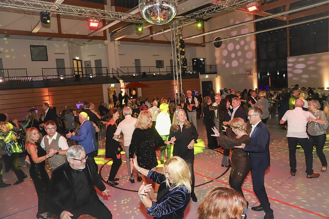 Es wurde in das Jahr 2025 gefeiert.