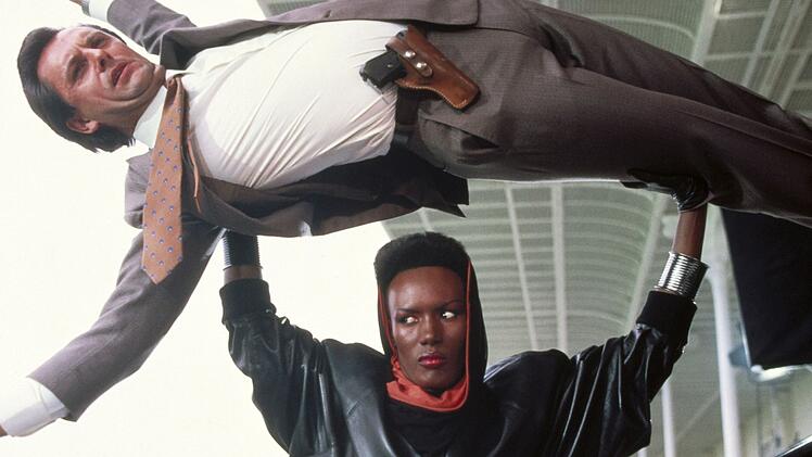 May Day (Grace Jones) ist die gef&auml;hrliche Gegnerin von James Bond.