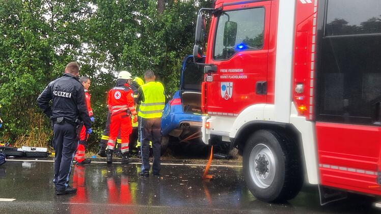 Lehrberg: Unfall auf B 13 - Fahrer verletzt und Stra&szlig;e gesperrt