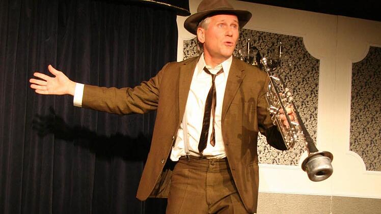 Wolfgang Krebs verkörpert einen Trompeter, der den Ausnahme-Pianisten Danny T.C. Lemon Boodman Novecento kennenlernen darf  - und erzählt eine  Geschichte von Freundschaft bis in den Tod. Foto: Sonja Adam