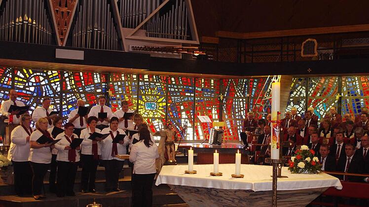 Der Gesangverein Waldfriede Kehlbach unter Leitung von Eva Maria Müller