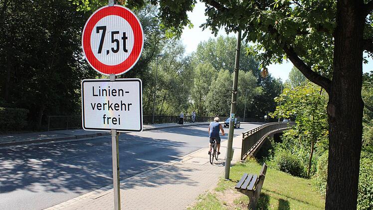 Wegen des maroden Spannbetons dürfen nur noch Fahrzeuge bis 7,5 Tonnen die Höchstadter Aischbrücke überqueren. Foto: Andreas Dorsch