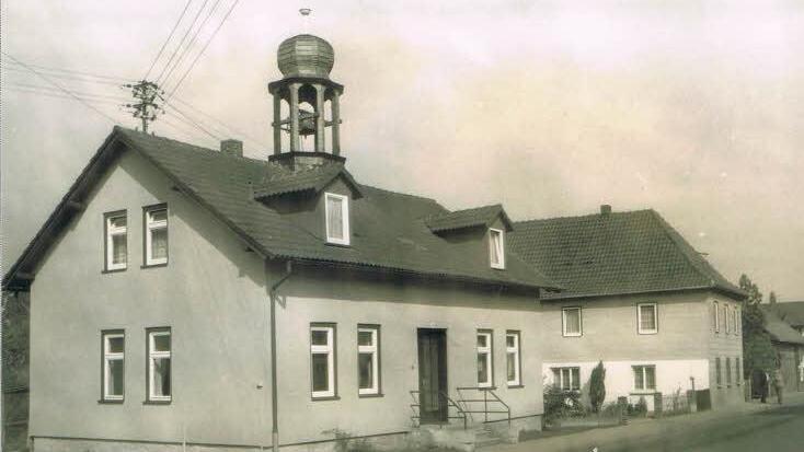 Die historische Aufnahme der alten Schule stammt aus den 80-er Jahren und wurde im Tageblatt veröffentlicht.