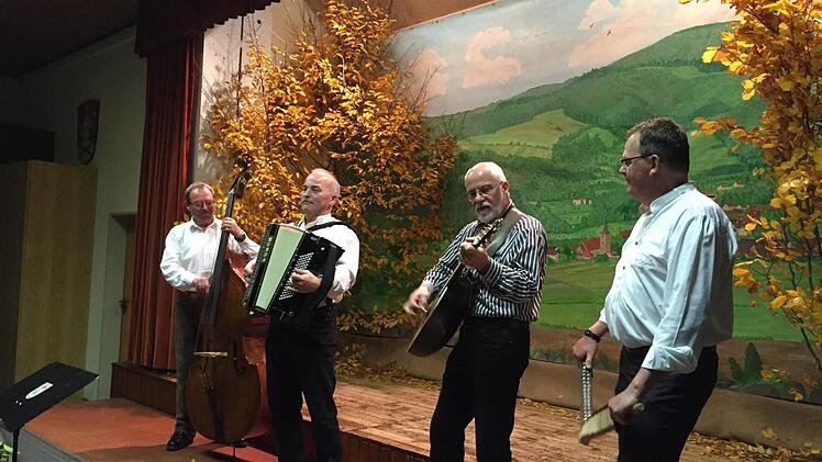 Vier Dorfmusikanten aus der Rhön unterhielten mit volkstümlichen Weisen. Foto: Regina Rinke