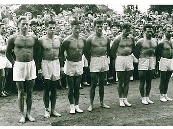 Die gestählten Körper der Turnriege aus dem Jahre 1912.