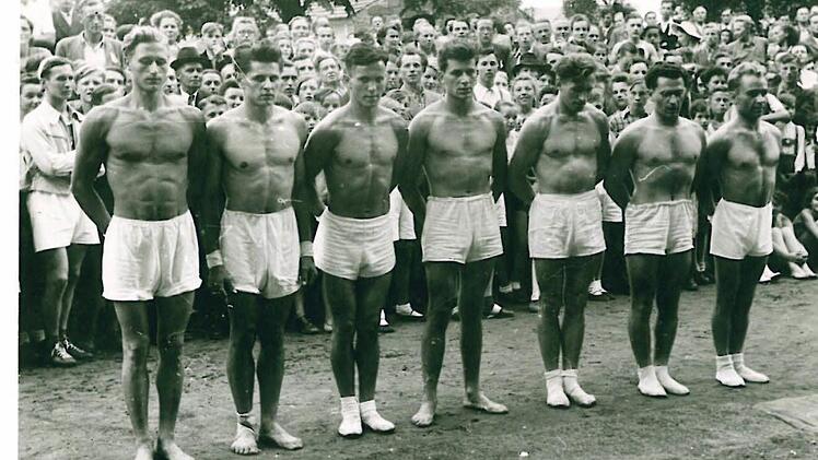 Die gestählten Körper der Turnriege aus dem Jahre 1912.