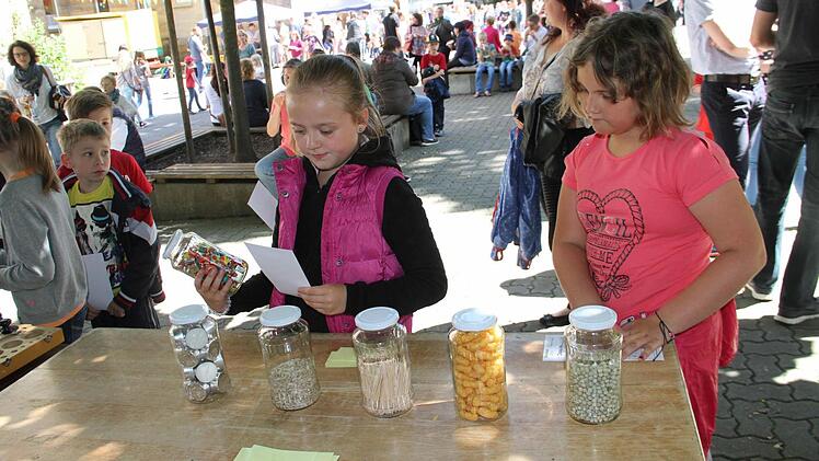 Hier galt es zu erraten, in welchem Glas sich die meisten Gegenstände befinden. Foto: Gerda Völk