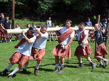 Mannschaftsgeist war gefragt beim Baumstammslalom. Fotos: Peter Rauch