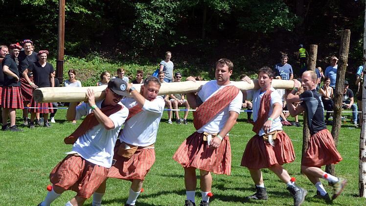 Mannschaftsgeist war gefragt beim Baumstammslalom. Fotos: Peter Rauch