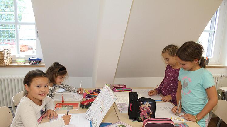 Eve Madlen Löffler (8), Katharina Graf (8), Xenia Popp (8) und Liv Seidel (9) haben sogar beim Hausaufgabenmachen ihren Spaß.  Foto: Sonny Adam