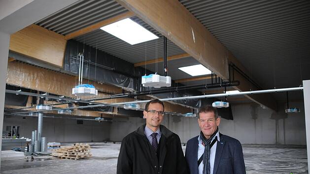 Rainer Lapp (rechts) und Sinntals B&uuml;rgermeister Carsten Ullrich schauten nach dem Stand der Dinge.             Julia Kre&szlig;