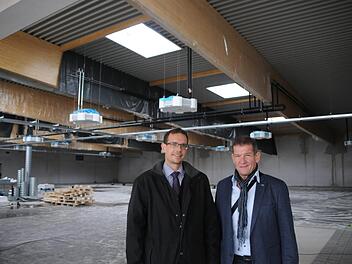 Rainer Lapp (rechts) und Sinntals Bürgermeister Carsten Ullrich schauten nach dem Stand der Dinge.             Julia Kreß