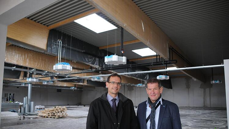 Rainer Lapp (rechts) und Sinntals Bürgermeister Carsten Ullrich schauten nach dem Stand der Dinge.             Julia Kreß