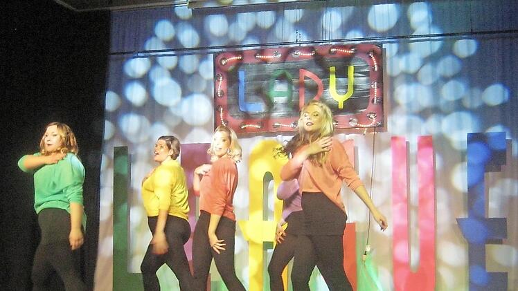 Beim Büttenabend der "Lufos" - hier ein Bild aus dem Vorjahr, als die Gruppe "Lady League" farbenfroh unterwegs war, dürfte es auch am Rosenmontag wieder hoch hergehen. Foto: Archiv/`Paul Hader