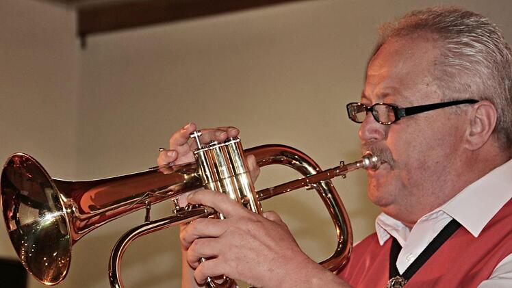 Peter Seifert brillierte als Solist und entflammte mit dem Lied "Flammende Herzen", die Herzen der Besucher. Foto: Helmut Will